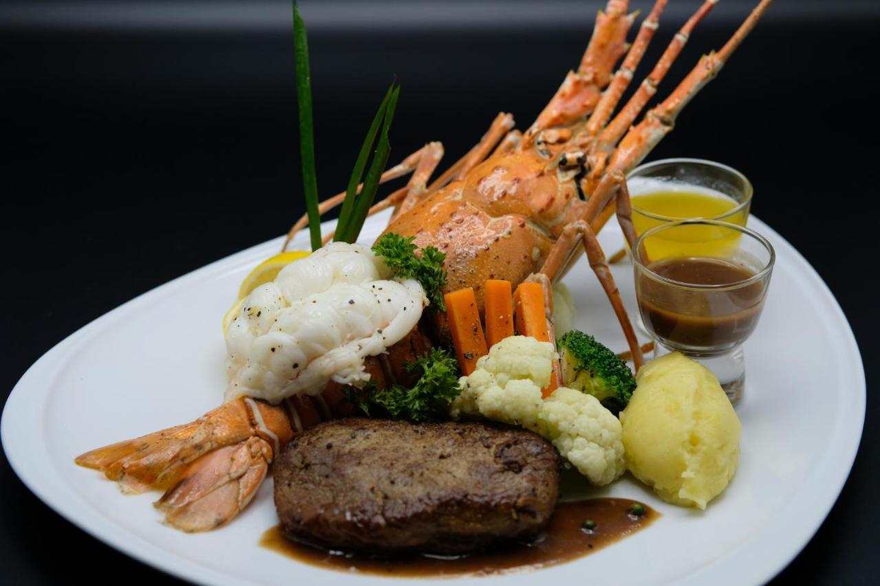 The Royal Palm Beach Front Patong Экстерьер фото